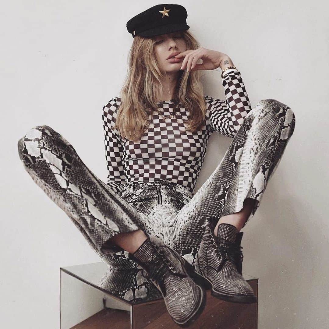 SONYA ESMANのインスタグラム：「スーパーラヴァーズ (Sūpāravāzu) Больше, чем возлюбленные」