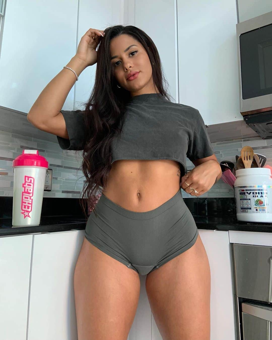 Katya Elise Henryさんのインスタグラム写真 - (Katya Elise HenryInstagram)「up to 50% off beyondbcaas riiiiight now on www.ehplabs.com! @ehplabs is what I’ve been using for 5 years now. the only supps I trust! I drink these after my workouts to help with soreness 💪🏽 kiwi strawberry or pineapple 🍍 are my go to’s! use code katya10 to save $$$」5月23日 10時26分 - katyaelisehenry