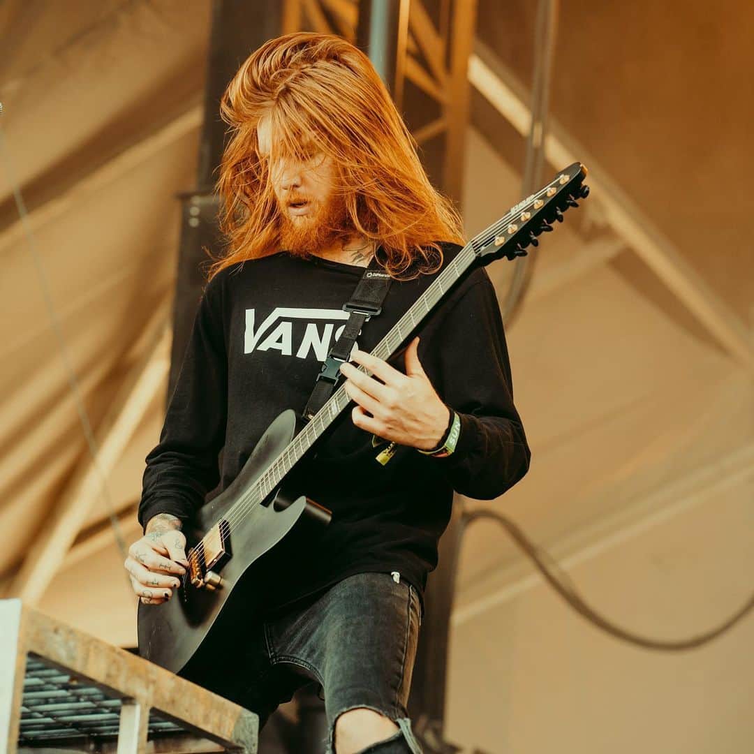 Of Mice & Menのインスタグラム：「Everybody go wish our guitarist @AlanAshby a HAPPY BIRTHDAY!🦁💥🎸」