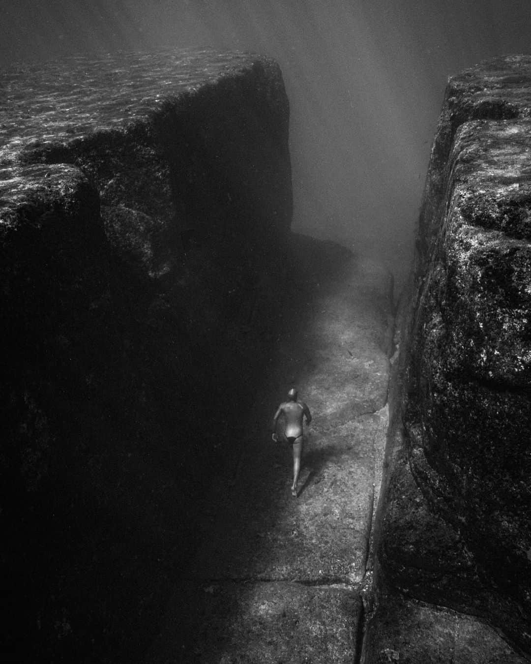 篠宮龍三のインスタグラム：「Guillaume Néry | Yonaguni 2017  #OneBreathAroundtheWorld  #Yonaguni #海底遺跡 #Okinawa  #freediving #freediver #freedive  #underwaterphotography  #underwaterphoto  #underwaterphotographer  #a7r2 #Sel1635z #Zeiss #Nauticamhousings  #SouwesYonaguni」