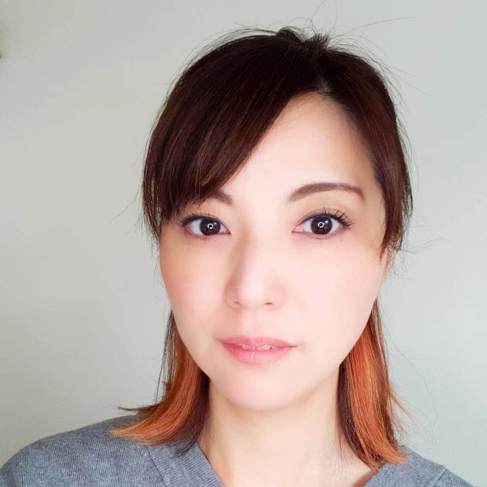 角川慶子のインスタグラム：「実はいま、インナーカラーで髪色ピンクです。 前回はアッシュにして目立たなかったので、派手めにしてみました。そろそろ仕事しないと、就業意欲失い中#インナーカラーピンク」