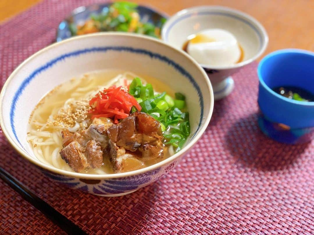 渡辺早織さんのインスタグラム写真 - (渡辺早織Instagram)「今日の朝ごはん  麺シリーズです🌺  #早織飯 #mybreakfast #今日の朝ごはん  #ソーキそば #ふーチャンプルー #ジーマミー豆腐 #もずく  #stayhome  #stayhealthy」5月23日 10時52分 - _watanabesaori_