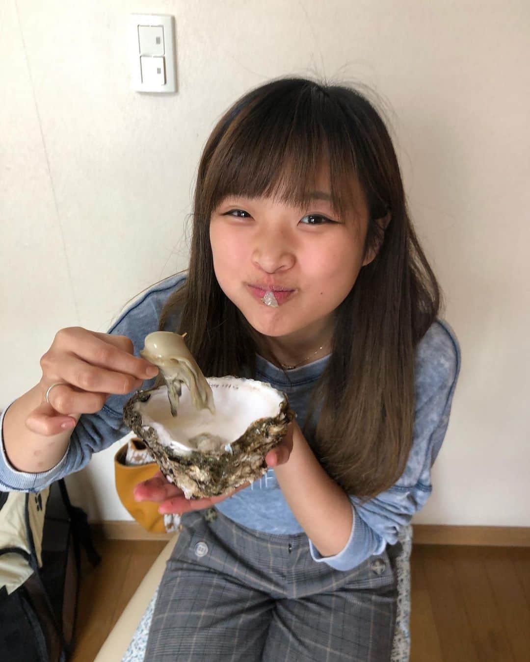 石井美音奈さんのインスタグラム写真 - (石井美音奈Instagram)「お家でおっきな牡蠣食べたよーー おいち〜🤤 #牡蠣 #カキ　#お家時間」5月23日 21時49分 - mionaishii
