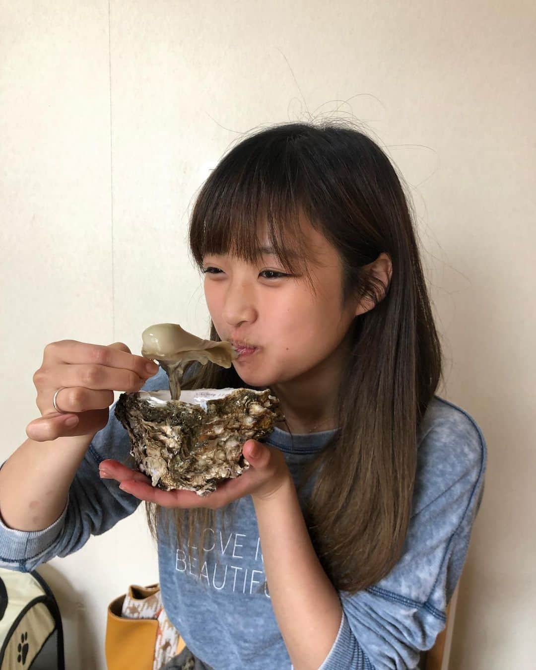 石井美音奈のインスタグラム：「お家でおっきな牡蠣食べたよーー おいち〜🤤 #牡蠣 #カキ　#お家時間」