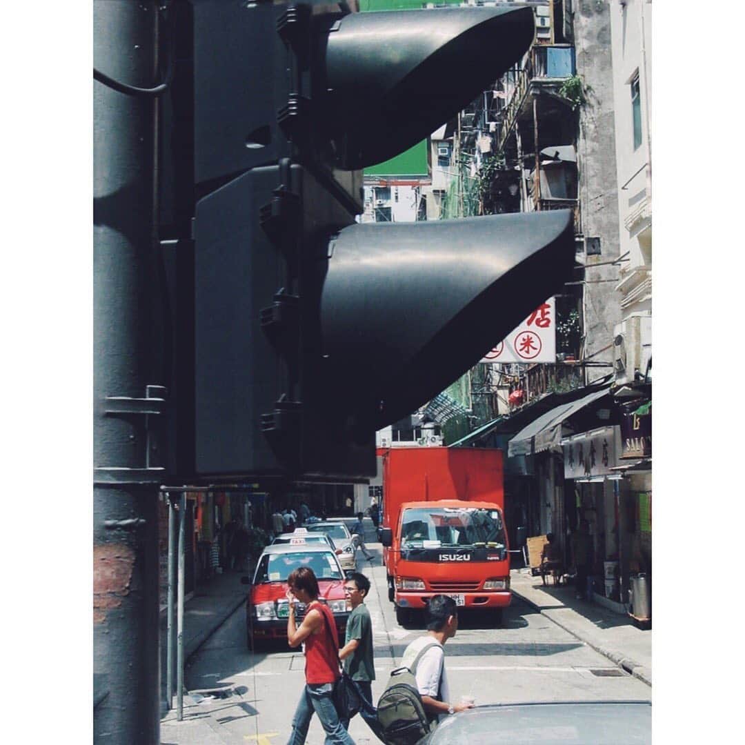 sunday_722のインスタグラム：「*﻿ *2003年9月20日﻿ 香港写真﻿ バスからの風景﻿ どの辺だろか?﻿ 🚦🚶🏻🚶🏻‍♂️﻿ 20/9/2003﻿ Hongkong ﻿ *﻿ *﻿ #的士﻿ #信號機﻿ #SPHKCollective﻿ #classicsmagazine  #awersomehongkong﻿ #jj_mobilephotography﻿ #unlimitedhongkong﻿ #streetclassics﻿ #reframinghk﻿ #香港中毒﻿ #capturehongkong﻿ #zolimahongkong﻿ #allabouthongkong﻿ #discoverhongkong﻿ #waytohk_sunday_722﻿ #hongkonginstagram ﻿ #everydayhongkong﻿ #visualhongkong ﻿ #explorehongkong ﻿ #storyofthestreetinternational」