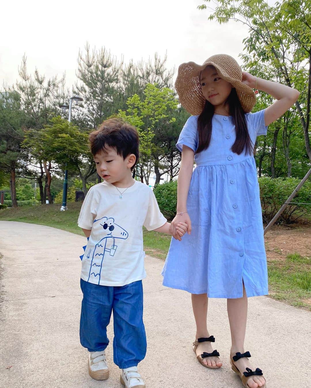 ウンチェのインスタグラム：「. 뜽유의 #누나사용법 💙 - - - - @balabala.official  #남매 #토요일 #주말 #일상  #daily #ootd #balabala」