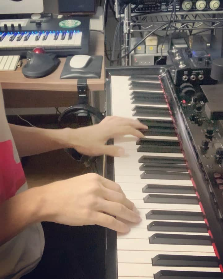 杉本雄治のインスタグラム：「#011  ウーリッツァーでもう一曲。  #quarantinesessions #piano #stayhome #stayathome #chillmusic #weaver ⠀⠀」