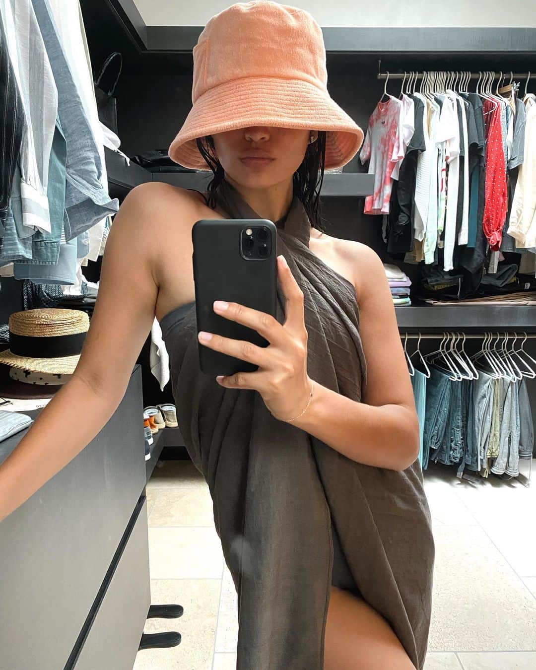 シャニーナ・シャイクのインスタグラム：「⛱🧡」