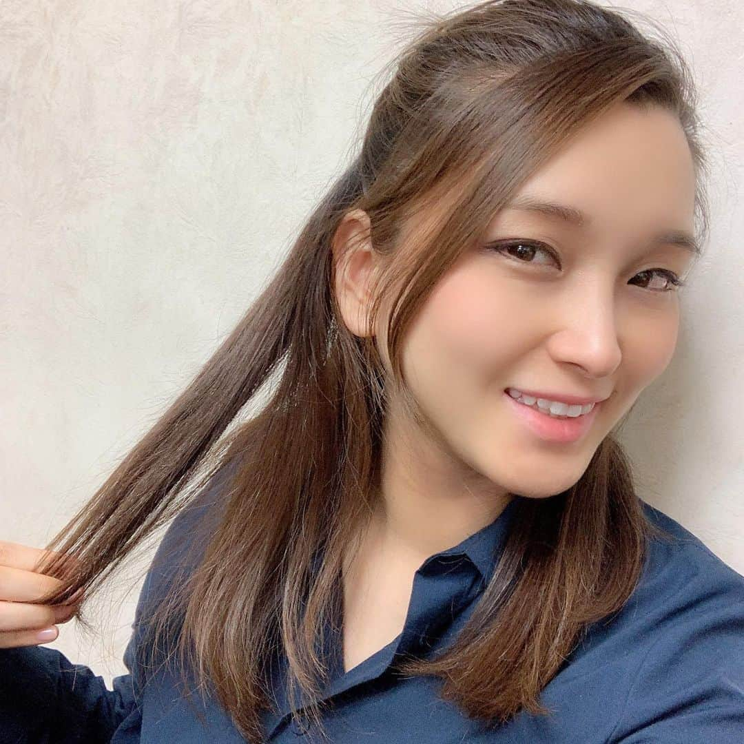 ぱにゃえのインスタグラム：「毛先が痛みすぎて、10センチくらい切っちゃったー💇‍♀️ #ショートにしよかな #ボブにしよかな」