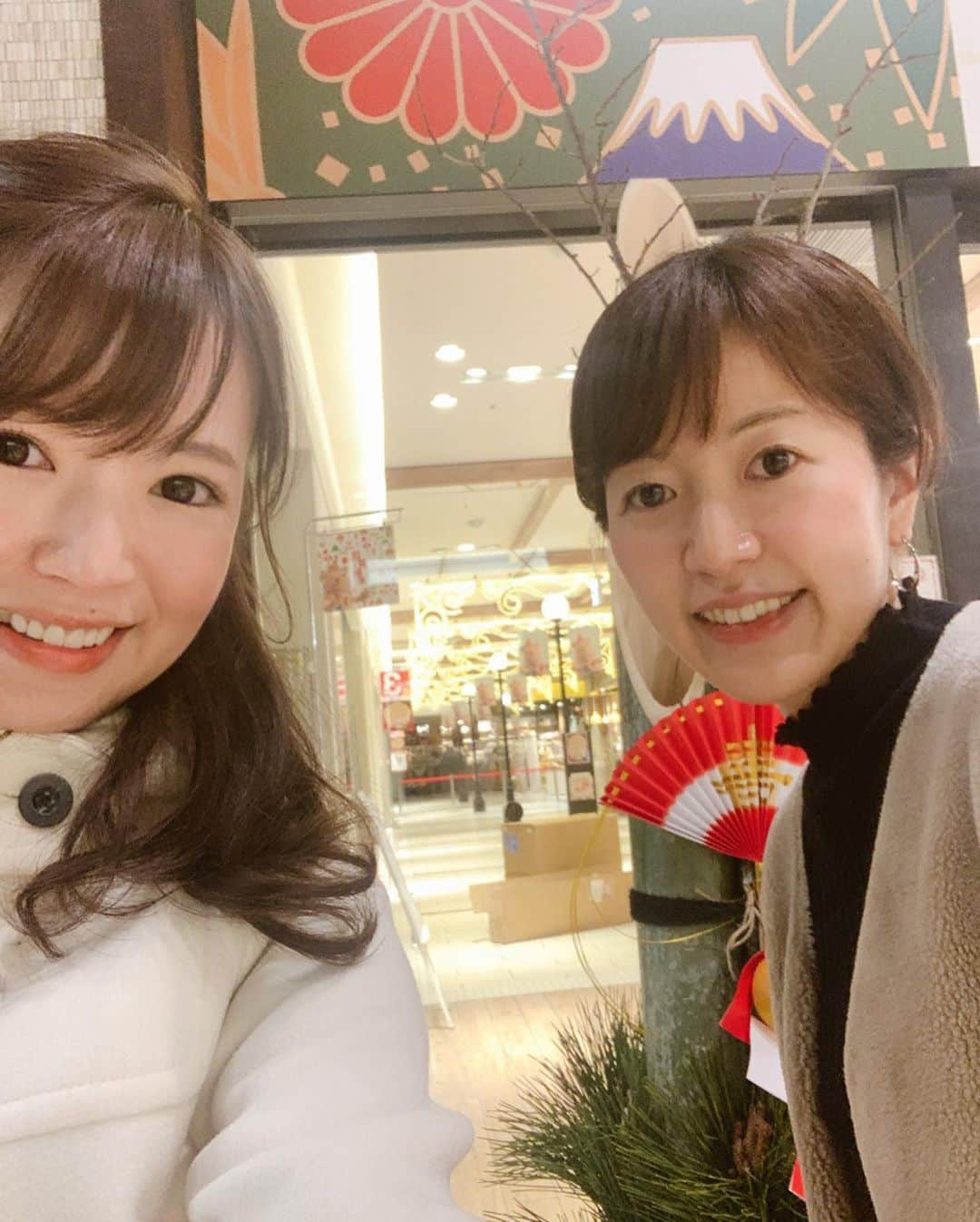 小椿希美のインスタグラム：「・ 今日は、インスタLive料理教室に ご参加いただき ありがとうございました✨ 不慣れ過ぎて、 アーカイブに残せず…🙇‍♂️ レシピは、写真で アップしたので ご覧ください☺️☺️☺️ ・ 今日も 生徒役を内山絵里加アナウンサーに @erika.uchiyama1129  協力してもらい 1時間で2品ご紹介しました📝 写真は、年末くらいのもの。 奇跡の30代うっちーです✨ お人形みたいに可愛い人です。 心もまぁるく、テンポの合う 親友さま。 ・ 料理教室が あまりに早く終わって しまったので 後半は、 ダイエットと餃子のお話を お茶をしながら たらたらと…☺️ うっちーと自粛生活が はじまってから 続けていた おこもりダイエット。 1人だとなかなか頑張れないので アプリを使って 毎日の体重を申告しています。 うっちーは、 4.5キロも！！ 私も3キロちょっとスッキリしました☺️ 私達が使っているのは、 「ゆるっぷる」という体重管理アプリで 目標設定や毎日入力するだけで グラフを作ってくれます。 ・ 通っていたヨガスタジオも 休業中なので 自宅で出来ることを 地道にコツコツ。 オンラインでもいろんなことが 出来るので、 最近では、長野でお世話になっていた トレーナーさん 関さんにお願いして @body_conditioning_factory  オンラインパーソナルトレーニングも はじめました🧘‍♀️ まだ整備中ということですが 関さんが挑戦してくださった おかげで 自宅にいながら 長野県のトレーナーさんの パーソナルが受けられるという ありがたさ☺️✨ 新しく担当する番組への 出演も、Jリーグのリポーターも まだ未定の状態ですが いまの時間もきっと 糧になると信じています☺️ しばらくテレビの お仕事をしていないので ちょっと心配ですが😂 インスタLive料理教室では、 リハビリもさせていただいている 気持ちです☺️✨ お付き合い頂き本当に ありがとうございます！ ・ #料理教室#アナウンサー #静岡放送#内山絵里加#うっちー #おこもりダイエット#おこもり美容 #ゆるっぷる#ダイエットアプリ #最近少し平行線#ラストスパート」