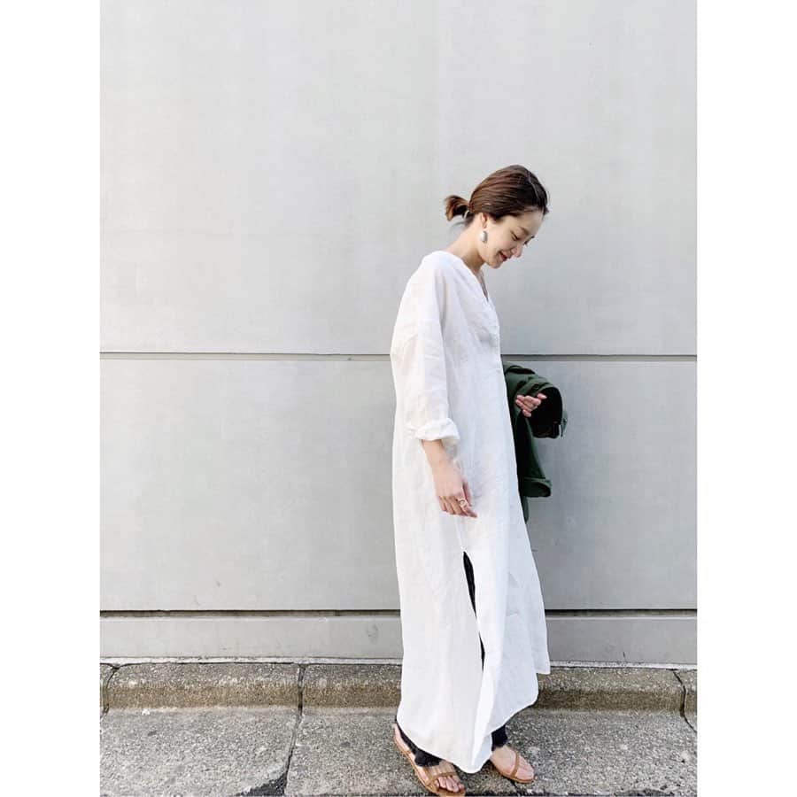 のインスタグラム：「👒👒👒﻿ ﻿ 夏のおすすめワンピース👗﻿ (たくさんおすすめがあって、1番とかつけられない🙈)﻿ ﻿ リネンならではの雰囲気が良くって、シンプルだけど飽きずに長く着れる1枚です。﻿ ﻿ たくさん着て、洗って、変化していく風合いも楽しみたい🌿﻿ ﻿ ﻿ #SHENERY_official﻿ #dress #sandals #SHENERY﻿ #linen #white ﻿ #SNR_linenseries﻿ #fashion #styling」