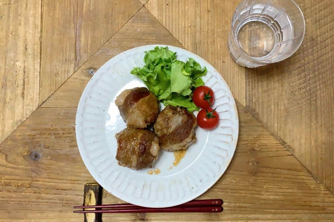 栗原恵さんのインスタグラム写真 - (栗原恵Instagram)「🌰 今日の#めぐご飯 は 肉巻きおにぎり🍙 ・ ・ 牛肉、豚肉、鶏肉…🥩 ・ ・ お肉にも色々な種類がありますが それぞれの栄養効果を知っておくと 食材選びも楽しくなります👩🏻‍🍳♡ ・ ・ 牛肉はタンパク質と鉄分を多く含むので 貧血予防や脂肪燃焼効果も高くてダイエットの強い味方🐄 ・ ・ 豚肉はビタミンB1を豊富に含むので ストレスの緩和や疲労回復に効果的で代謝アップにも◎ ・ ・ 鶏肉は低脂肪で高タンパク質 美肌効果やアンチエイジング効果💆‍♀️ ビタミンAも多く含むので目の疲れにも効果的だそうです👀 ・ ・ 部位によっても栄養価が違うので 更に学んでいきたくなります🤓 ・ ・ #肉巻きおにぎり」5月23日 20時30分 - megumi_kurihara_official