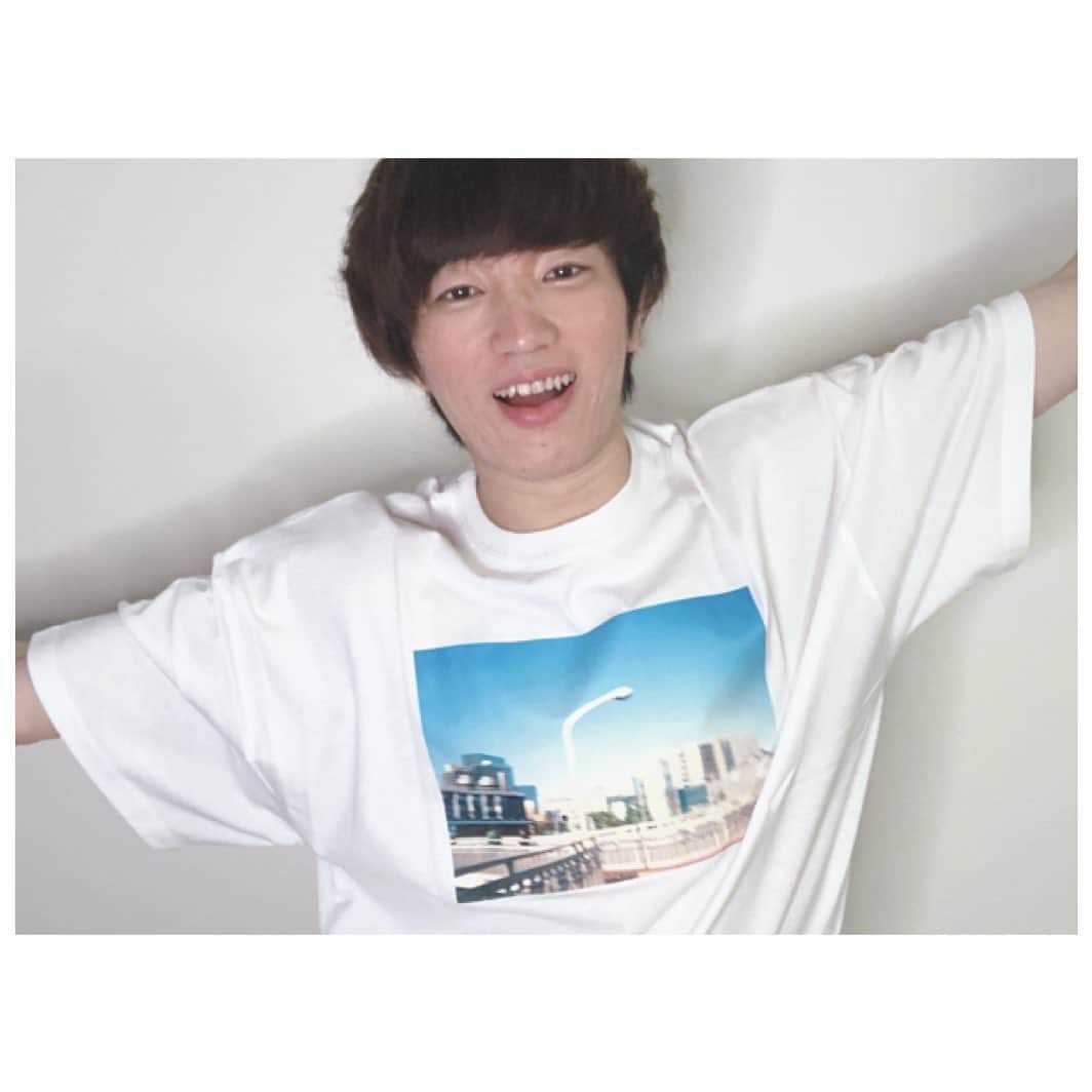 太郎あげあげのインスタグラム：「24歳になりました。たくさんのおめでとう🎉ありがとうございます😉 写真撮ってなさすぎたので、最近撮った珍しく笑顔の写真です😉　 新しいアルバムも進んでるのでお待ちください🙂今年はライブをたくさん出来たらいいな🎉 #誕生日 #自粛期間　#instgram #instgood #tiktoker #嘘」