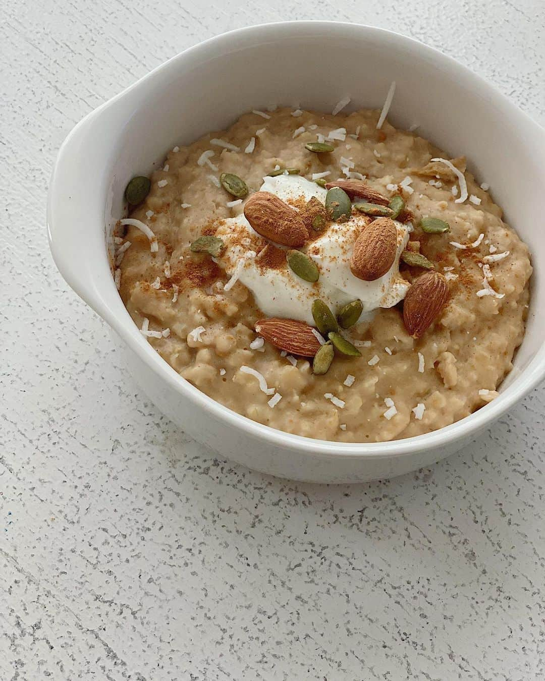 川本莉菜さんのインスタグラム写真 - (川本莉菜Instagram)「Peanut butter & cinnamon oatmeal🥜  ピーナッツバター、蜂蜜、アーモンド、パンプキンシード、アーモンドミルク、シナモン、ココナッツフレーク、ヨーグルトなど入ってます。 すべて無添加のものを使っているので無駄なものなし、栄養満点❣️❣️ . . . #organicfood #sustainable #oatmeal #naturalfood #peanutbutterrecipes #organicrecipes #organicbreakfast #breakfast #ad #oatmealrecipe」5月23日 20時29分 - kawamoto.rina