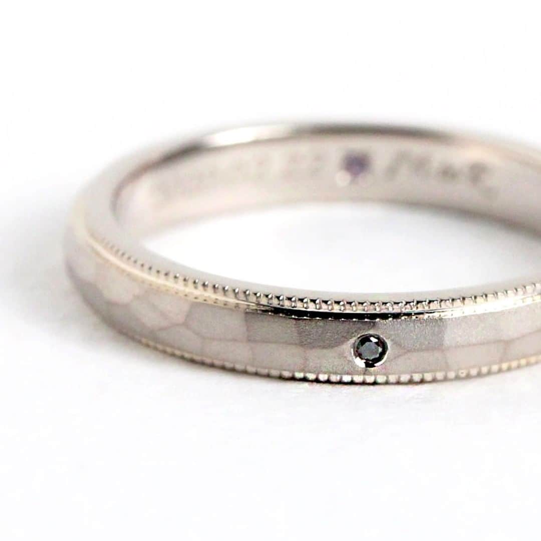 ith / イズ オーダメイド結婚指輪さんのインスタグラム写真 - (ith / イズ オーダメイド結婚指輪Instagram)「ホワイトゴールドと ブラックダイヤモンドで、 ちょっぴりハードな表情を。  ランダムに施された 槌目模様の凹凸に、 マットな“ホーニング加工”を施しています。  規則正しいミル打ちを 指輪のエッジに加えることで、 ハードな印象に結婚指輪らしさを。  男性のこだわりを ぎゅっと詰め込んでかたちにしました。 . . ▽ 指輪について 結婚指輪(男性)：コローレ K18：174,000円〜 . .  公式ハッシュタグ🤳✨ #イズマリッジ . . 【オンラインアトリエOPEN】 お二人それぞれのご自宅にいながら 指輪のオーダーメイドができる、 ithのオンライン相談が始まりました💻 → 詳細はプロフィールのURLにて🔗 . . #マリッジリング #エンゲージリング #結婚指輪 #婚約指輪 #カスタマイズ #指輪 #ダイヤモンドリング #婚約 #プレ花嫁 #ナチュラルウェディング #結婚指輪探し #指輪選び #指輪探し #結婚指輪選び #ホワイトゴールド #ペアリング #プロポーズ #特別感　 #オーダーメイドリング #結婚指輪オーダー #ゴールドリング #パーソナライズ #結婚準備 #花嫁 #ブラックダイヤ #2020秋婚 #2020冬婚 #2021春婚」5月23日 20時30分 - ith_marriage