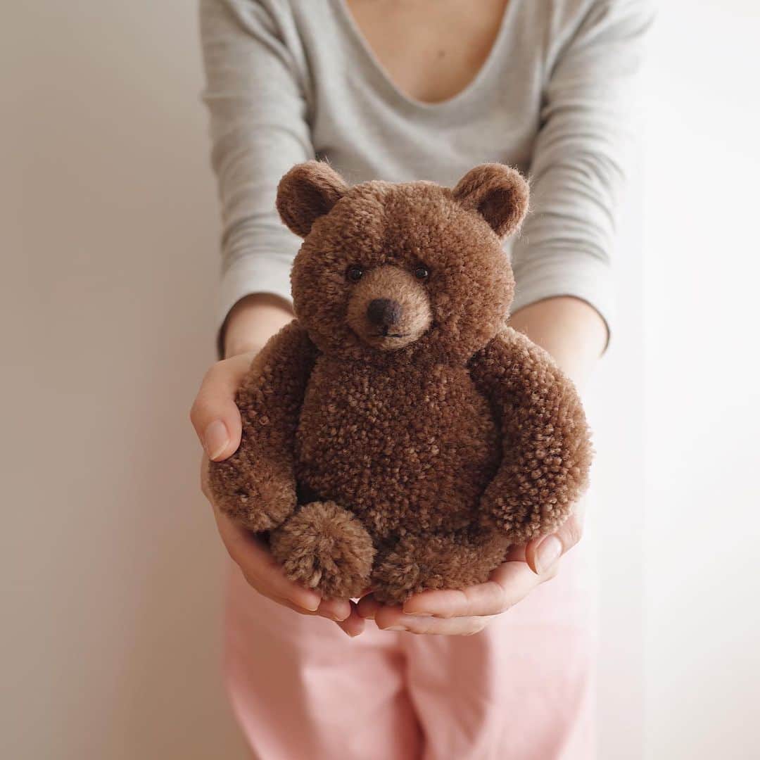 黒田翼（動物ぽんぽん）のインスタグラム：「. たっぷり時間があったので、これまででいちばんおおきなくまをつくりました（当社比）。 全長23センチ、重さ157グラム。 157グラムと言ったら、炊く前のお米一合と同じくらいですが、ぽんぽん界隈でいう157グラムは、けっこうなものです。 あたらしいあいぼう、やめるときもすこやかなるときも、これからよろしくたのみますよ。  Hello, my buddy🐻（23cm/157g）  #ぬいぐるみぽんぽん #くま #bear #brownbear #trikotri #pompom  #trikotripompom」