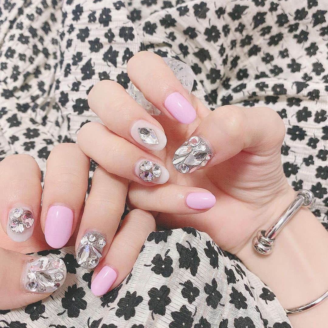 のインスタグラム：「﻿ ﻿ pink💘💘﻿ ﻿#キラキラネイル　💅  ラピス渋谷店でお願いしました🥺 @lapis_yui ありがとうございました☺︎ ﻿ ﻿ ﻿ ﻿  #ニュアンスネイル #nail #ニュアンスネイルデザイン #大理石ネイル #大理石　#ネイル　#スクエアネイル #ジェルネイル　#冬ネイル　#ぽこぽこネイル #春ネイル #パステルネイル　#ベージュネイル　#お花ネイルアート #ネイルアート　#ネイル﻿  #春ネイル﻿  #エスニックネイル　#ピンクネイル﻿」