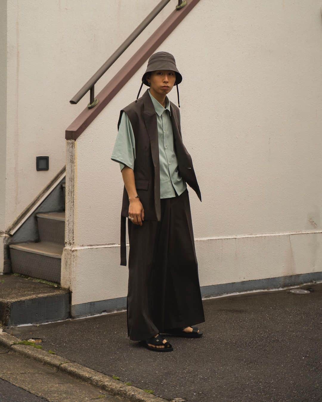 Ryoさんのインスタグラム写真 - (RyoInstagram)「ㅤㅤㅤㅤㅤㅤㅤㅤㅤㅤㅤㅤㅤ お二人に新作を着ていただき、僕が撮影しました📸 本当服がよく似合う🙄（羨ましい…）いつもありがとう！ 新作の販売は、5/27の20:00からです!! @ryotakashima_official のアカウントも是非チェックして下さい🙇 ㅤㅤㅤㅤㅤㅤㅤㅤㅤㅤㅤㅤㅤ -2020 summer collection- ・SLEEVE LESS DOUBLE BREASTED JACKET ・BACK ZIP WIDE STRAIGHT TROUSERS ・BUCKET HAT ・〝STAY POSITIVE〟 ART PRINT Tee ・SHORT SLEEVE SHIRT  ㅤㅤㅤㅤㅤㅤㅤㅤㅤㅤㅤㅤㅤ #ryotakashima #セットアップ #ベスト #バケットハット #シャツ #サンダル #20ss」5月23日 20時33分 - ryo__takashima