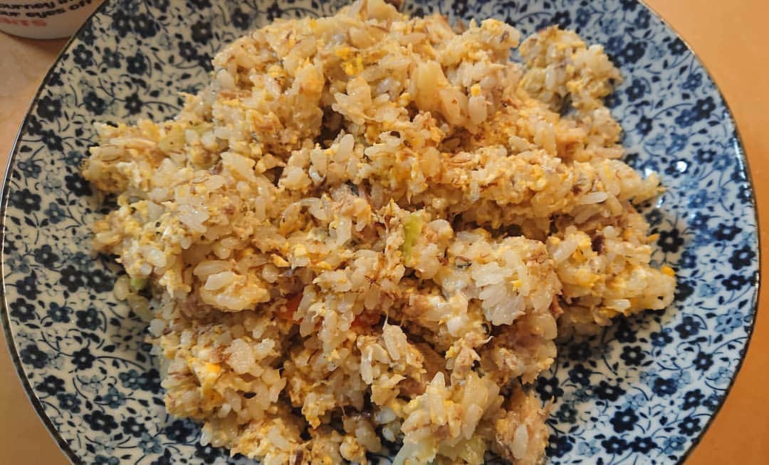 のインスタグラム：「今日のお昼！ サバ缶と残り物野菜の炒飯！ (^q^)✨✨✨✨ サバ缶、色んな料理で簡単に使えてすてき…！ . . .  #今日のごはん  #サバ #サバ缶  #炒飯  #簡単ごはん」