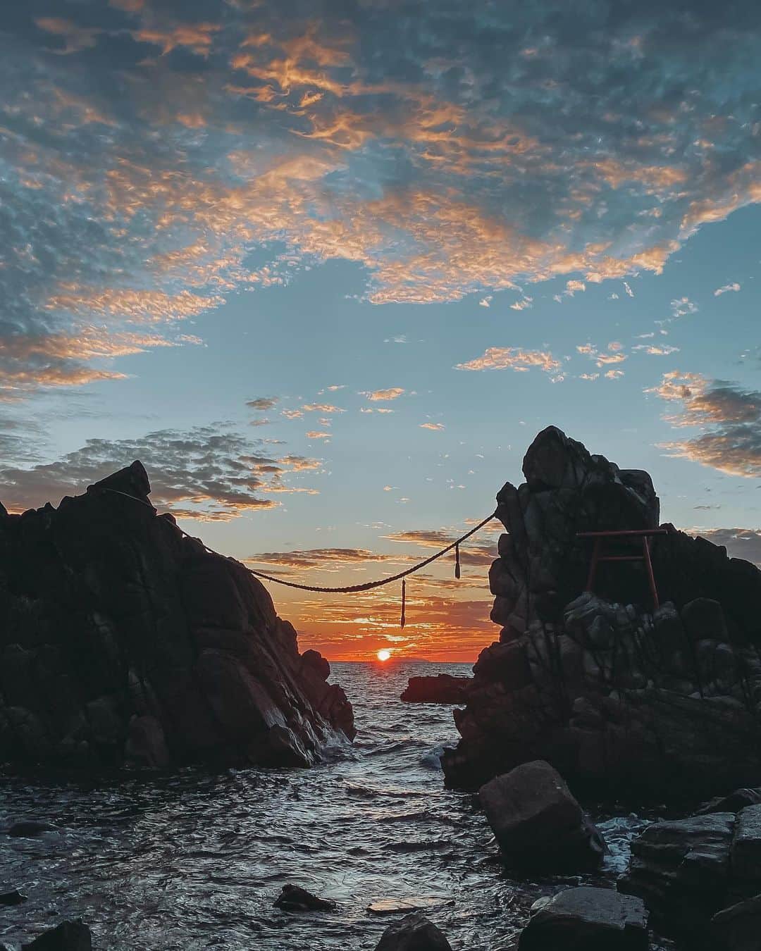 wacameraのインスタグラム：「God of sky, God of sea, God of sun, God of mountain, I love you so much because you show me beautiful things✨ 八百万の神というけれど、それぞれの物に神様がいて、その計らいで私たちは美しい景色を見せてもらえるのだと、時々感じています。」