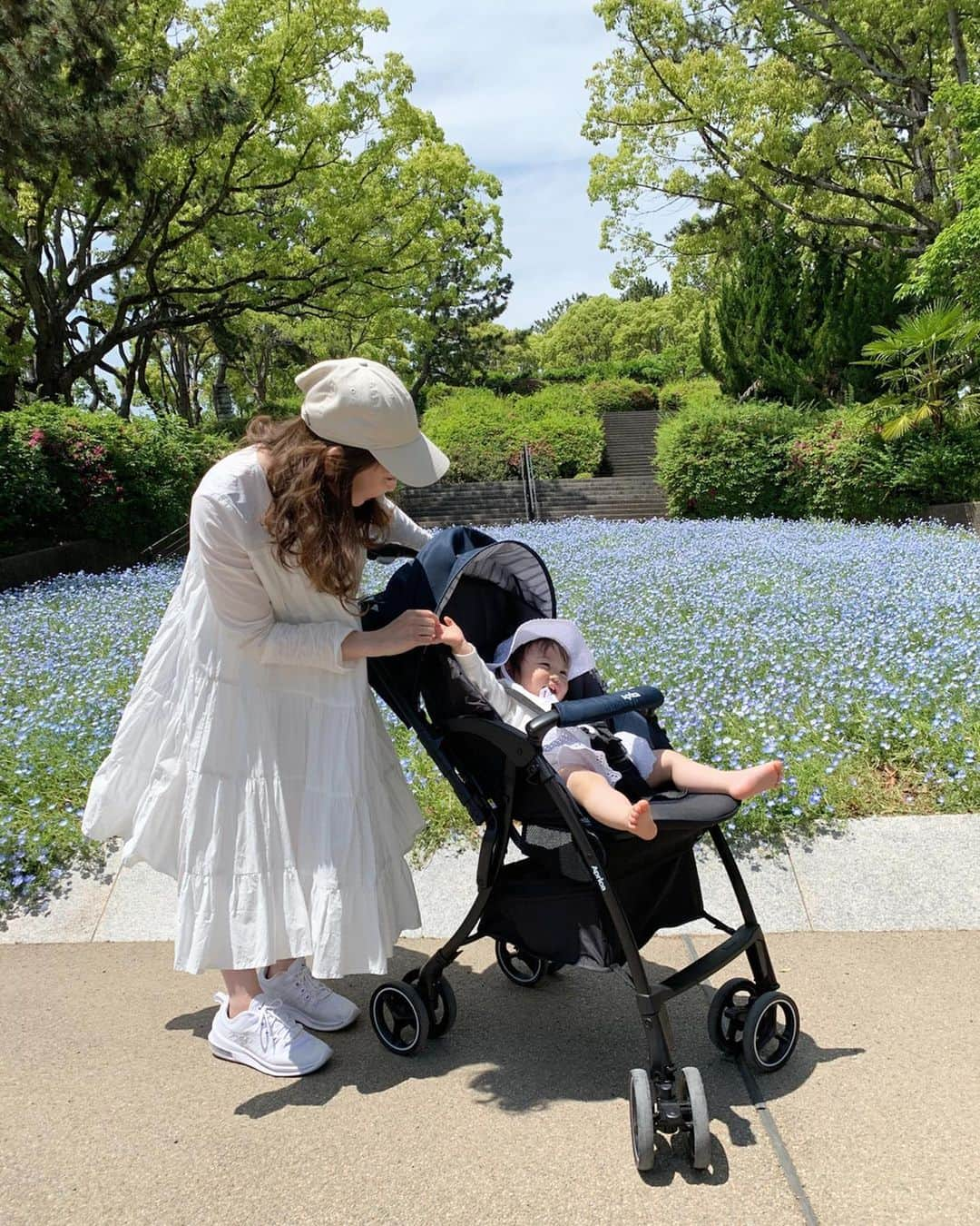 保木ちひろさんのインスタグラム写真 - (保木ちひろInstagram)「近所の公園お散歩〜🚶‍♀️🌳 片手で簡単に畳めて軽い @aprica.jp_official ベビーカー♡ ほんっっとに軽くて感動✨🥺✨ ・ もうちょっと色々落ち着いたら愛媛にも帰りたくて移動にも便利だろうなと☝🏻😌💕 （1歳のお祝いじぃじやばぁば達とする約束してる♡何なら初節句のお祝いも🌸笑） ・ ・ 家の近所はボコボコ道や坂が多いけど「振動から赤ちゃん守るすくすくッション設計」という事もあって、娘も快適そうだった🧡 何なら寝てた👶🏻💤 ・ 新機能のイージーベルトもマグネットの力でベルトの着脱ができるから、荷物を持ってる時でも手こずらなくて簡単👐🏻🌈 ・ とにかく、使いやすくてビックリでした‼️😳 #振動から赤ちゃんを守る  #すくすくッション設計  #アップリカ  #ベビーカー  #ラクーナクッション #pr#aprica」5月23日 20時36分 - hokichihiro