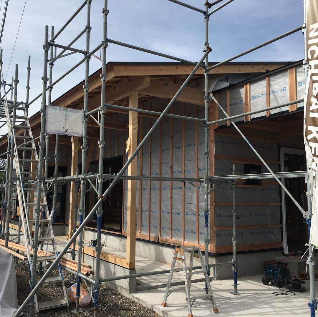 日大建築のインスタグラム：「アクア吹付段取り完了☝️ #日大建築#カリフォルニアスタイル #サーファーズハウス新築#注文住宅#宮崎市#モダン#オシャレ#ビーチ#海#surf #ハワイ#アメリカン#大工#建築#設計#ウッドスタイル#中古住宅#リフォーム#リノベーション#カバードポーチ#ウッドデッキ#ヘリンボーン#マイホーム」