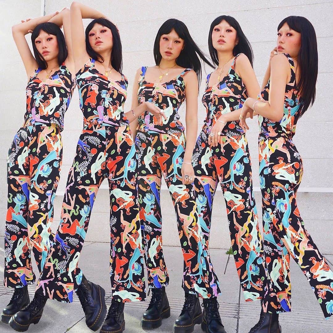 デシグアルのインスタグラム：「Choose the most unique version of yourself to go outside again. Who said you have  to be always the same?@kickiyangz  #MirandaLovesDesigual #LifeWillBeAwesomeAgain」
