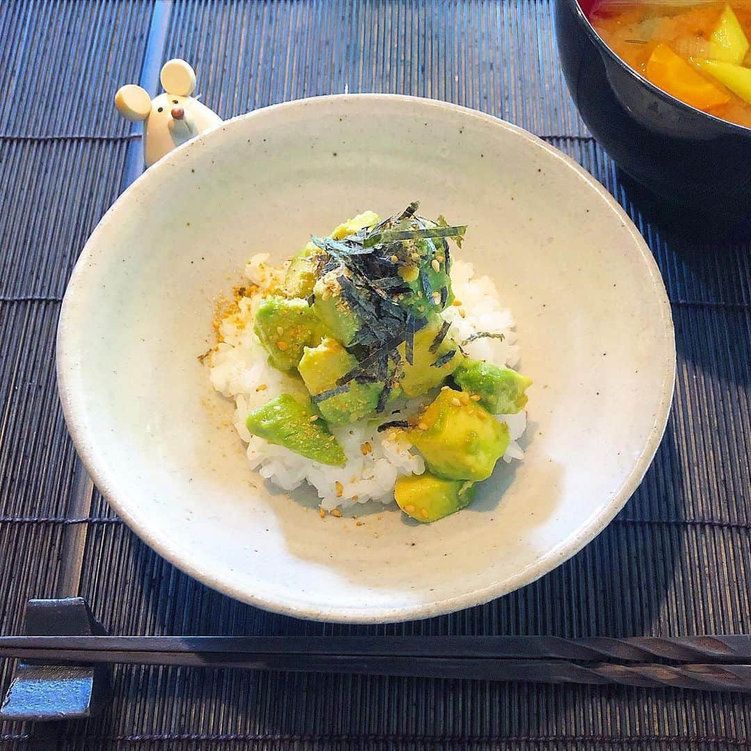 榊山敬代さんのインスタグラム写真 - (榊山敬代Instagram)「🥑🍚… ・ カレーランチがマイブームだけど アボカドランチもマイブームの巻  炊きたての白米に トロトロアボカド すりゴマたっぷり 刻み海苔をのせて  仕上げに生醤油をかけて この組み合わせは最高に おいしい不思議なコンビ  お味噌汁も過去最高に食していて 最近健康的な食生活でうれしい時  ところで昨夜では 急きょzoom会議  ワインはお預けにて 真面目に打ち合わせ  少しでも前向きな方向性になればなぁと 早速今日から作業実行された様子に安堵  アタマで考えると不安なことも 行動されることによって安心な 時間に変わることもあります時  そしてまずは前向きに行動あるのみ  今回のzoom会議メンバーでは 距離は離れているけどもいつも 静かに見守りながら進化を期待  信用できる仲間にあらためて出会えて ありがとうとこれからがんばろうの時  さておなかぺこぺこ夕食の準備タイム ・ ・ 🍳🙃🍄 ・ ・ #おうち時間 たのしもう週間 #おうち大好き #stayhome ・ ・ #アボカド #アボカド丼 #avocado #アボカドレシピ #アボカド料理 #盛り付けただけ #ご馳走 #白米  #おうちランチ  #ランチ #lunch  #おうちごはん #和食 #お味噌汁 #food #土鍋ごはん#artist #kitchen #cooking #日本画家 の #お料理こんなもん  #信楽焼  #妹より #器 #うつわ  #artist #cooking #日本画家 の #お料理こんなもん  #Coronavirus #コロナウイルスが早く終息しますように」5月23日 20時42分 - sakakiyamatakayo