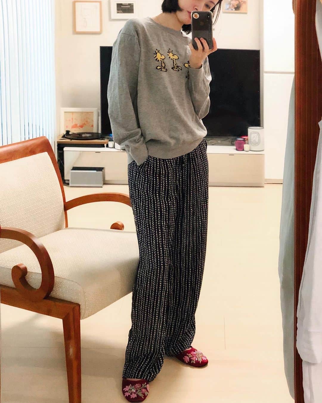前田紀至子のインスタグラム：「ユニクロのドレープストレートパンツが秀逸。 リラコの足首冷えない版という感じで、24時間これを着ていたい…  部屋着だと外ではなかなか着ないような柄物も躊躇なく着られるの、良いね。 プリントタイプのドレープストレートパンツ、売り切れがちだからどんどん出して欲しいなぁ〜 #ドレープストレートパンツ#uniqloginza2020ss#全身ユニクロ」