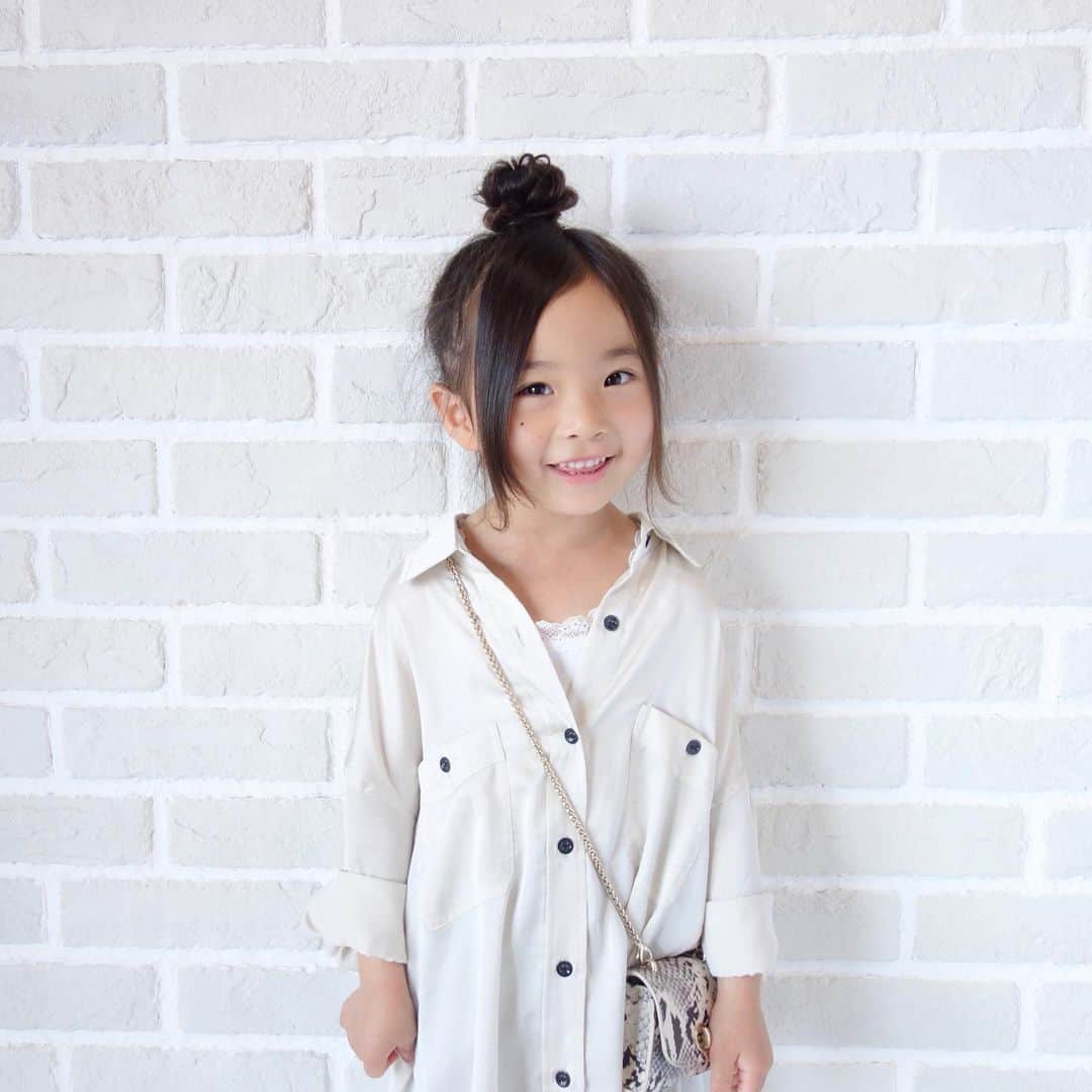 Saraさんのインスタグラム写真 - (SaraInstagram)「. coordinate♡ . 落ち感のあるサテン地のシャツに スリットパンツで お姉さんコーデ🐰🐾 . 最近はシャツの出番が多め🤍 . きょうの #おうち時間 は、 プラバンづくり✂︎ . #ootd #kids #kids_japan #kids_japan_ootd #kjp_ootd #kidsfahion #kidscode #kidsootd #kidswear #キッズコーデ #キッズファッション #インスタキッズ #サテンシャツ #スリットパンツ #jeanasis #petitmain #zarakids」5月23日 20時44分 - sarasara718