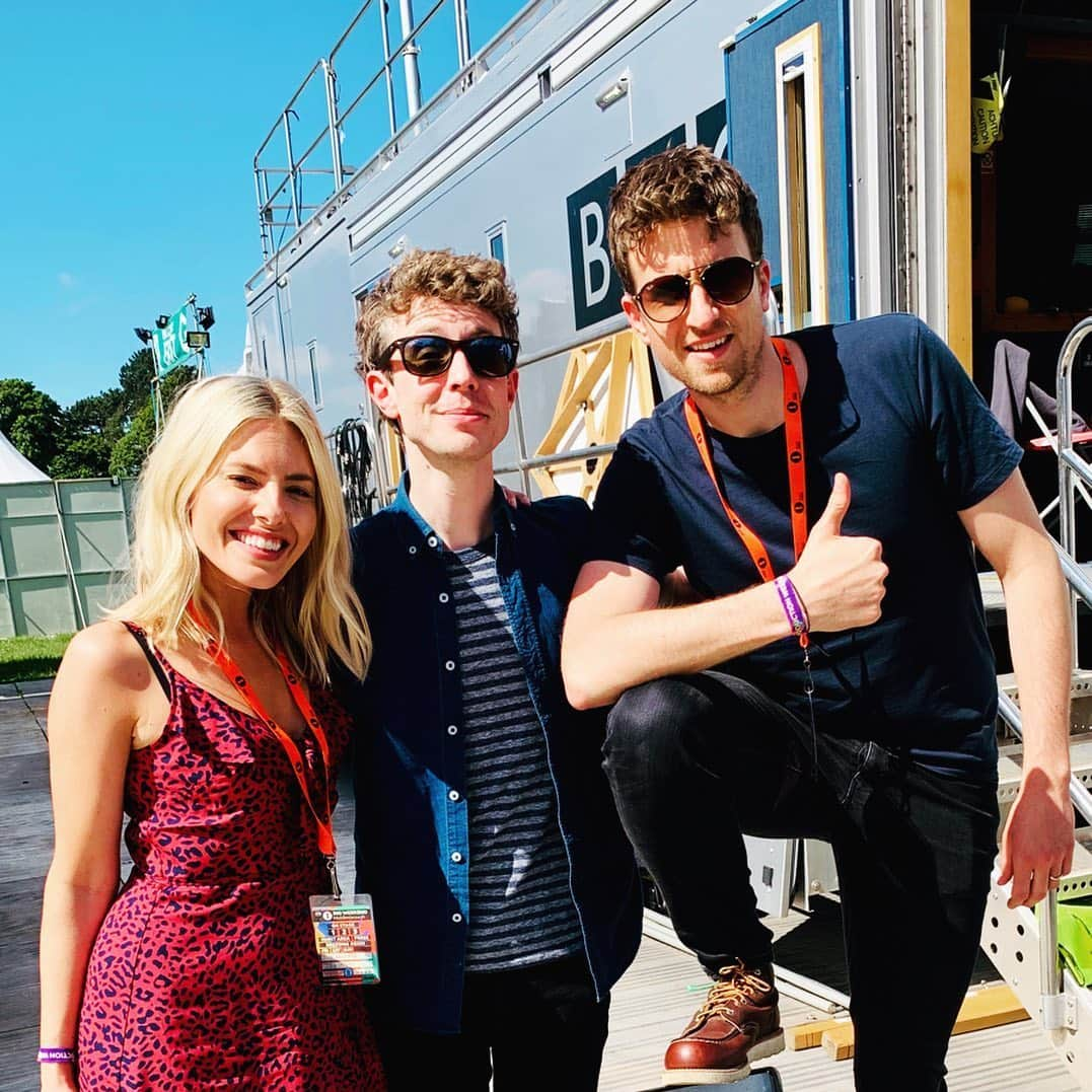 Mollie Kingさんのインスタグラム写真 - (Mollie KingInstagram)「Big Weekend is one of my favourite weekends of the year... spending time with some of my best buds, watching live music, and interviewing pop stars... what’s not to love! I will never forget the time  @matthewedmondson had EVERYONE hooked on this magic trick in the portacabin, or when @greg_james requested The Saturdays at 3am in a bar in Middlesbrough. This weekend, @bbcradio1 have more live performances, coming from pop star’s homes, and also some classic performances from years back! Long live Big Weekend ❤️ PS Can you work out how Matt does this trick? #bigweekend #radio1」5月23日 20時46分 - mollieking