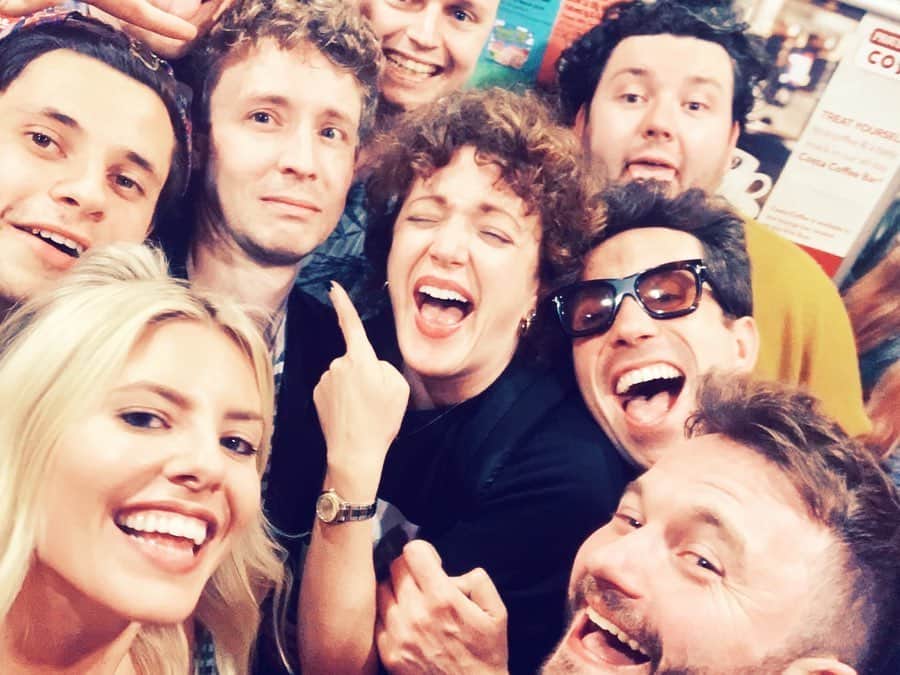 Mollie Kingさんのインスタグラム写真 - (Mollie KingInstagram)「Big Weekend is one of my favourite weekends of the year... spending time with some of my best buds, watching live music, and interviewing pop stars... what’s not to love! I will never forget the time  @matthewedmondson had EVERYONE hooked on this magic trick in the portacabin, or when @greg_james requested The Saturdays at 3am in a bar in Middlesbrough. This weekend, @bbcradio1 have more live performances, coming from pop star’s homes, and also some classic performances from years back! Long live Big Weekend ❤️ PS Can you work out how Matt does this trick? #bigweekend #radio1」5月23日 20時46分 - mollieking