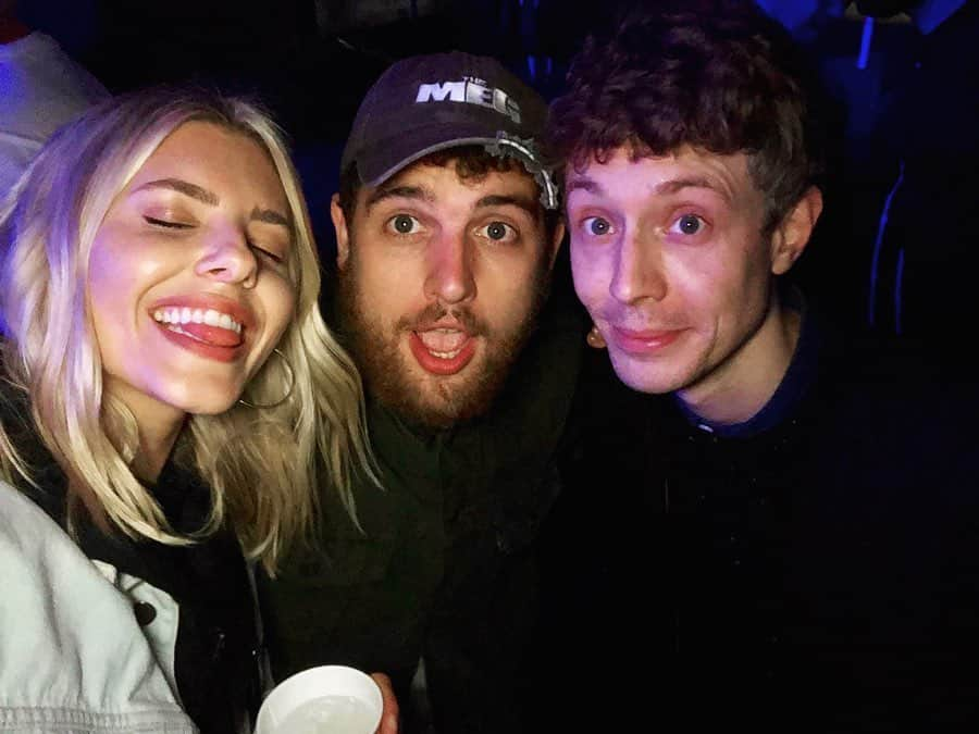 Mollie Kingさんのインスタグラム写真 - (Mollie KingInstagram)「Big Weekend is one of my favourite weekends of the year... spending time with some of my best buds, watching live music, and interviewing pop stars... what’s not to love! I will never forget the time  @matthewedmondson had EVERYONE hooked on this magic trick in the portacabin, or when @greg_james requested The Saturdays at 3am in a bar in Middlesbrough. This weekend, @bbcradio1 have more live performances, coming from pop star’s homes, and also some classic performances from years back! Long live Big Weekend ❤️ PS Can you work out how Matt does this trick? #bigweekend #radio1」5月23日 20時46分 - mollieking