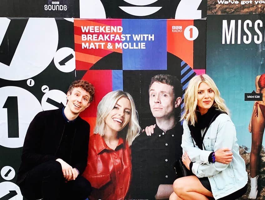 Mollie Kingさんのインスタグラム写真 - (Mollie KingInstagram)「Big Weekend is one of my favourite weekends of the year... spending time with some of my best buds, watching live music, and interviewing pop stars... what’s not to love! I will never forget the time  @matthewedmondson had EVERYONE hooked on this magic trick in the portacabin, or when @greg_james requested The Saturdays at 3am in a bar in Middlesbrough. This weekend, @bbcradio1 have more live performances, coming from pop star’s homes, and also some classic performances from years back! Long live Big Weekend ❤️ PS Can you work out how Matt does this trick? #bigweekend #radio1」5月23日 20時46分 - mollieking