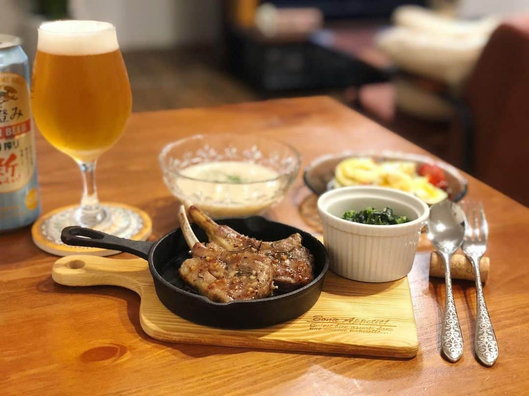 神咲詩織さんのインスタグラム写真 - (神咲詩織Instagram)「・ ・本日の晩ご飯🍽✨ ・ ・ラムチョップ(アロニア酢のハニーマスタードソース) ・クリームスピナッチ ・ナストマト卵チーズのオーブン焼き ・新じゃがと新玉ねぎの冷製ポタージュ ・ ・ラムチョップはしっかり漬け込んでおいたので臭みもなくてローズマリーともばっちり合って最高🕺 ・ ・クリームスピナッチはステーキ屋さん行くと必ず頼みます！大好き！この5倍くらい食べたいwww ・ ・オーブン焼きは先に蒸し野菜にしてからチーズ乗せてさっと焼いてるので健康的です✨ ・ ・タコとお野菜のマリネも作ってあったけど多い気がしてやめましたw ・ ・ #居酒屋こあら」5月23日 20時46分 - nexter_nippon