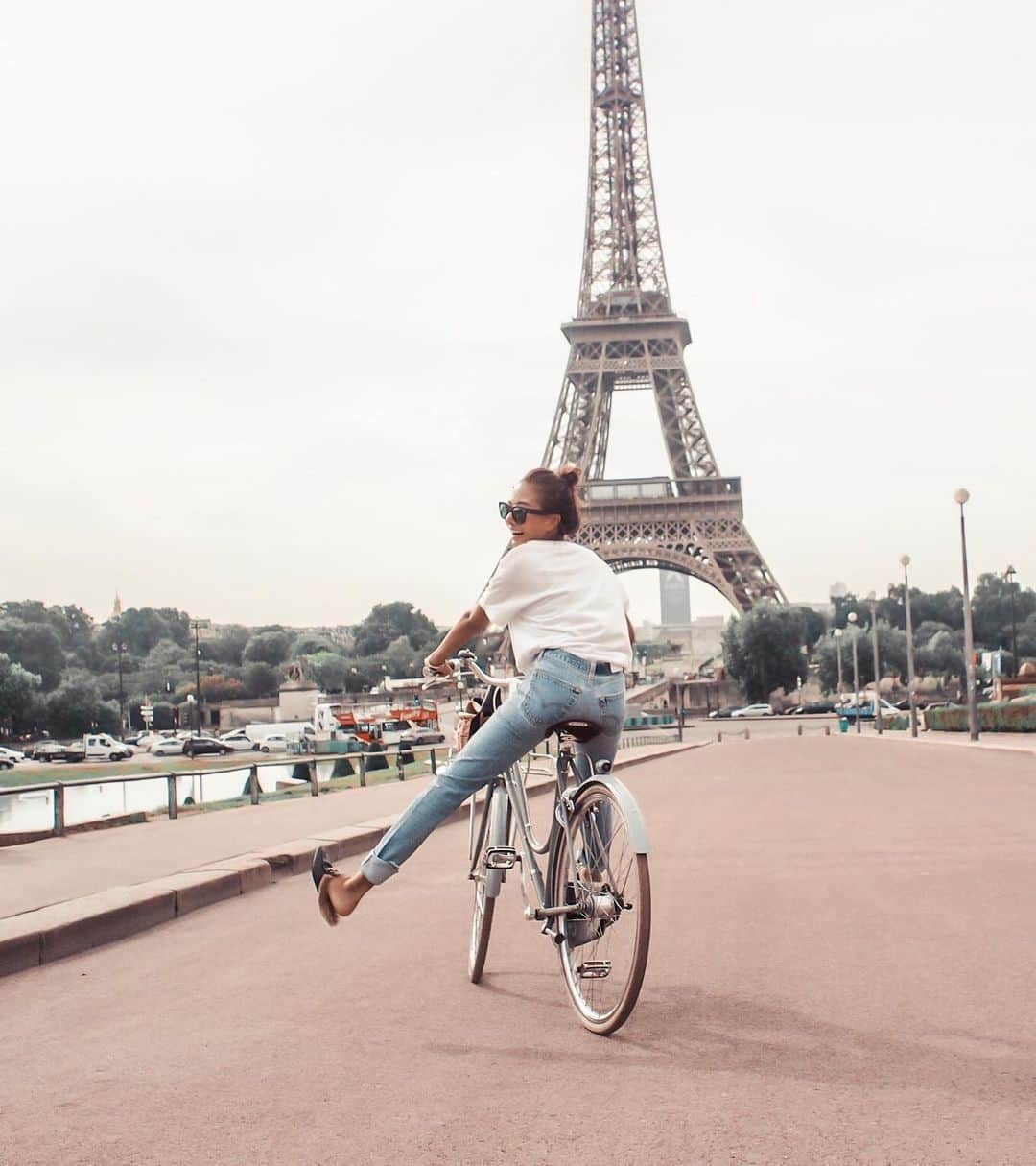 福井仁美さんのインスタグラム写真 - (福井仁美Instagram)「ちゃりんこ大好き🚲💛 最近行ける範囲はほぼちゃりんこ。 汗もかかず、風がきもちいい！エコ！ ・ 車だと見落とすところも、チャリだと見つけられる！ いいことづくし！！ ・ ブランチ見てくれた皆様ありがとう💛 #paris #bikelife  #チャリ通 #ちゃりん娘」5月23日 20時58分 - hitton28