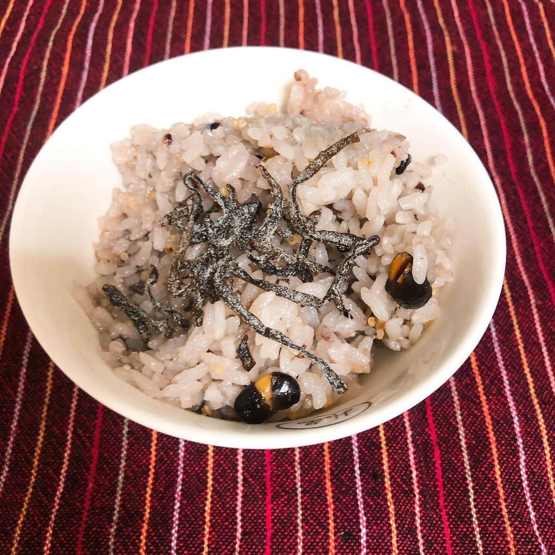 上野優華さんのインスタグラム写真 - (上野優華Instagram)「地元徳島の大好きな拉麺店｢堂の浦｣さんがお取り寄せを始めたということで秒で取り寄せました！！ お家でこの味が楽しめるなんて罪深い。罪深すぎて抜け出せないよ。  麺食べ終わったらスープに ご飯＋塩昆布を入れるんだけどこれがまた…罪深い‪。 全国の皆さんに味わっていただきたいのです。  #拉麺 #ラーメン #お取り寄せ #お取り寄せグルメ #インスタラーメン部 #家ラーメン #鯛塩 #鯛塩ラーメン #徳島 #地元 #Tokushima #堂の浦 #いつもお世話になってます #好き #オススメ #おすすめグルメ #おうちごはん #替飯」5月23日 20時50分 - yuukaueno0205