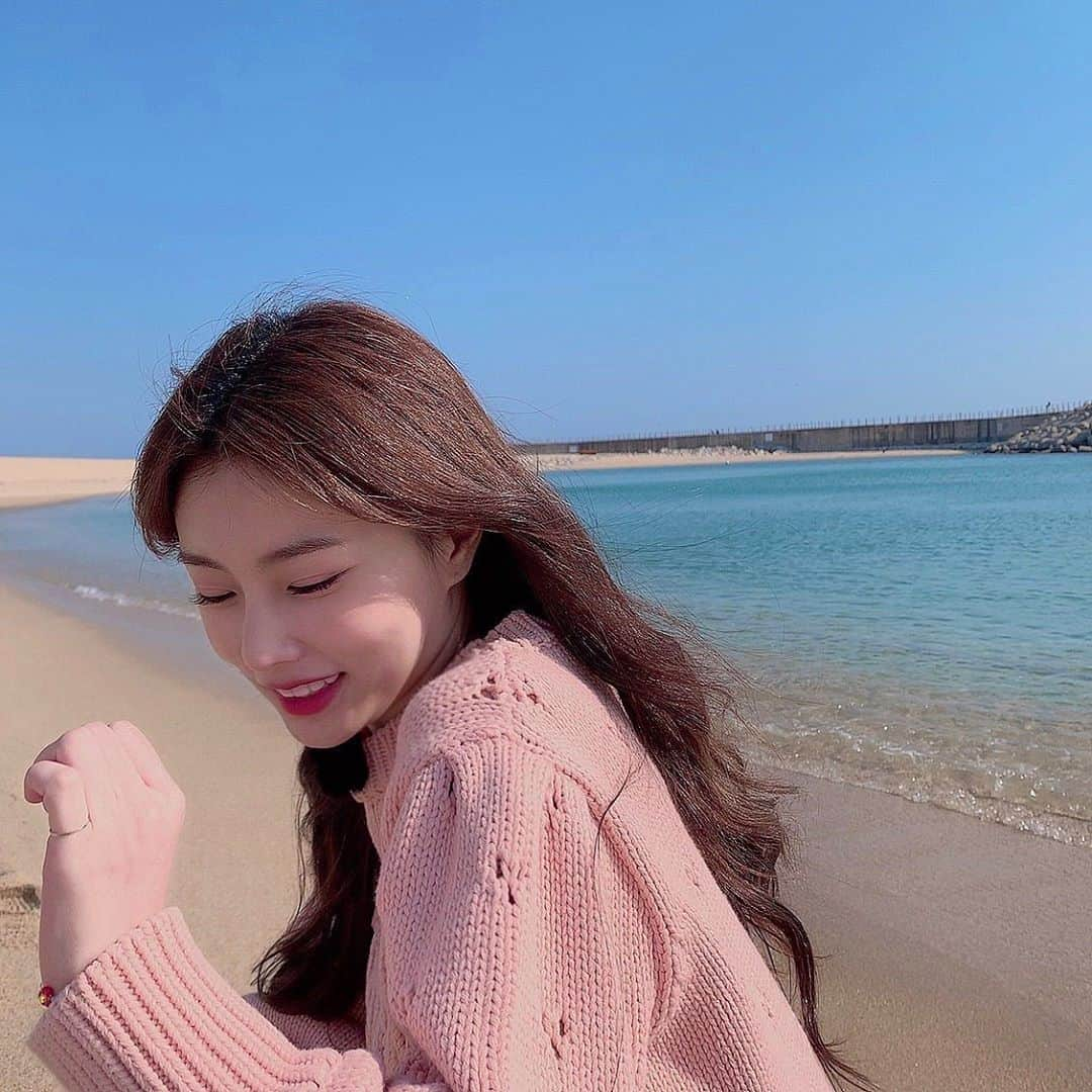 IZ*ONEさんのインスタグラム写真 - (IZ*ONEInstagram)「나도 바다 좋아 🌊❤️ ⠀ 私も海好き🌊❤️ ⠀ ⠀ #혜원 #ヘウォン #IZONE #아이즈원 #アイズワン」5月23日 20時51分 - official_izone