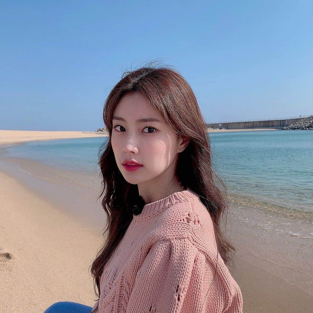 IZ*ONEさんのインスタグラム写真 - (IZ*ONEInstagram)「나도 바다 좋아 🌊❤️ ⠀ 私も海好き🌊❤️ ⠀ ⠀ #혜원 #ヘウォン #IZONE #아이즈원 #アイズワン」5月23日 20時51分 - official_izone