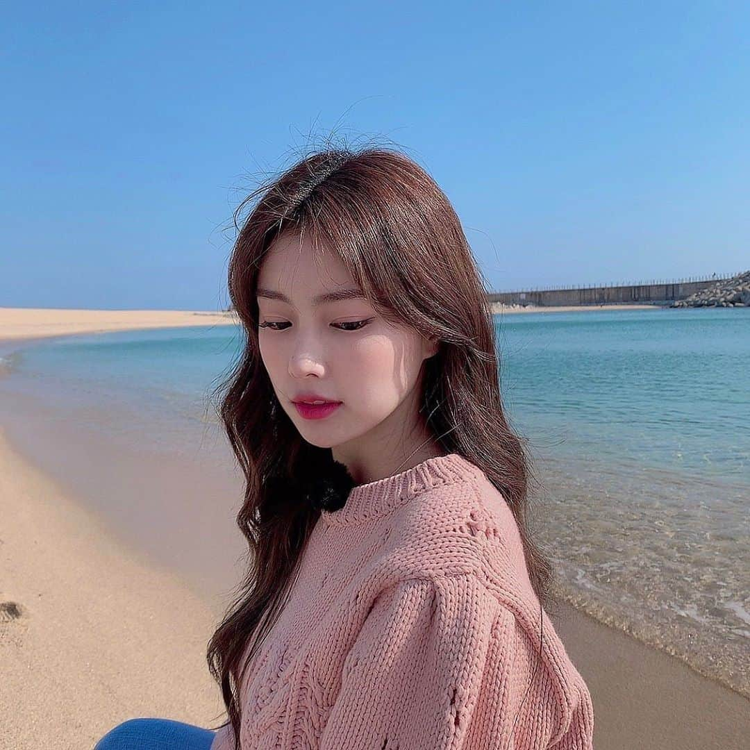 IZ*ONEさんのインスタグラム写真 - (IZ*ONEInstagram)「나도 바다 좋아 🌊❤️ ⠀ 私も海好き🌊❤️ ⠀ ⠀ #혜원 #ヘウォン #IZONE #아이즈원 #アイズワン」5月23日 20時51分 - official_izone