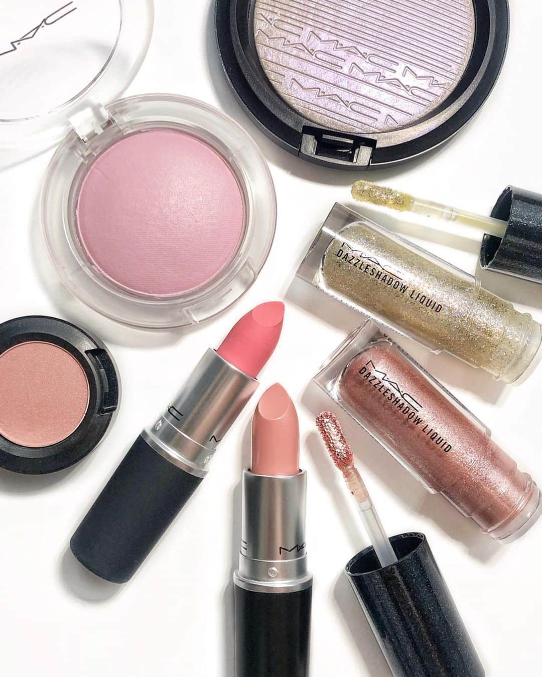 M∙A∙C Cosmetics Japanのインスタグラム：「本日の『HAPPY×PINKメイク』の#MACインスタライブ をご視聴いただいた皆さま、有難うございました✨ with @mattkuwata_official2018 @rumikoikedaharrismakeup 画像1枚目ライブ使用製品、2枚目プレゼント画像　スワイプしてチェック☝️ ㅤ - #MACXMATT PRESENT CAMPAIGN- ストーリーズで出題するクイズの正解者の中から抽選で3名様にM·A·C製品3点セットをプレゼント🌟 ㅤ 🎁プレゼントアイテム リップスティック [クリーム カップ] ダズルシャドウ リキッド [ラブ ユアセルフ] スモール アイシャドウ [ガーリー] ㅤ 応募方法 ① @maccosmeticsjapan と @mattkuwata_official2018 のアカウントをフォロー ② 5月23日掲載の@maccosmeticsjapan のクイズのストーリーズ画面で解答される色をタップしてください ㅤㅤㅤ ※応募期間は対象のストーリーズ掲載から24時間となります。 ※当選はDMでご連絡させて頂きます。 応募規約はこちらからご確認ください https://www.maccosmetics.jp/macxmatt-campaignㅤ ㅤ Instagram LIVEでご紹介した製品はこちらです👇 まだの方はIGTVからご覧ください📺✨ ㅤ 【使用製品】 〈アイブロウ〉 ☑︎シェイプ ＋ シェード ブロウ ティント →リキッドアイブロウ ㅤ 〈アイメイク〉 ☑M∙A∙C プレップ プライム 24 アワー エクステンド アイ ベース →下地 ☑スモール アイシャドウ [ガーリー] →アイシャドウ ☑# 240S ラージ テーパード ブレンディング ブラシ →アイシャドウブラシ ☑ダズルシャドウ リキッド [ラブ ユアセルフ][ノット アフレイド トゥ スパークル] →アイシャドウ ㅤ 〈チーク〉 ☑グロー プレイ ブラッシュ [トータリー シンクト] →チーク ☑# 170 シンセティック ラウンド スラント ブラシ →チークブラシ ㅤ 〈ハイライト〉 ☑エクストラ ディメンション スキンフィニッシュ [ソフト フロスト] →ハイライト ☑# 132S デュオ ファイバー ファンデーション ブラシ →ハイライトブラシ ㅤ 〈リップ〉 ☑M∙A∙C プレップ プライム リップ →リップ下地 ☑リップスティック [クリーム カップ] ☑パウダー キス リップスティック [セクシー, バット スウィート] →リップ ㅤ ㅤ #MACCosmeticsJapan #MACコスメ #マックコスメ #MACCosmetics #コスメ #メイク #ピンクメイク #HAPPYメイク #クリームカップ #ラブユアセルフ #ガーリー #メイクレクチャー #インスタライブ #instagramlive #プレゼントキャンペーン  #Matt #池田ハリス留美子 #MACXMATT」