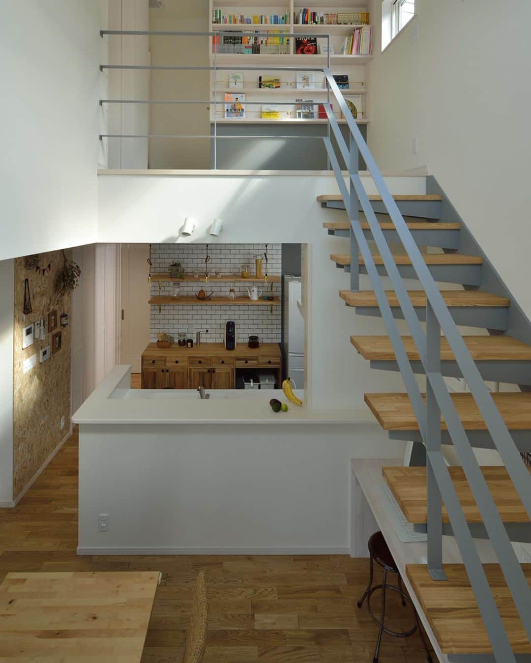 ルポハウス一級建築士事務所さんのインスタグラム写真 - (ルポハウス一級建築士事務所Instagram)「・ ・ ・ デザイン性の高い階段を上がると本棚がお目見え。 ・ 見せる収納と機能性を併せ持った、本との距離を近づける空間です。 ・ ・ ・ 𓐌𓐌𓐌𓐌𓐌𓐌𓐌𓐌𓐌𓐌𓐌𓐌𓐌𓐌𓐌𓐌𓐌𓐌  ルポハウスの施工事例はこちらまで☞ @reposhouse  𓐌𓐌𓐌𓐌𓐌𓐌𓐌𓐌𓐌𓐌𓐌𓐌𓐌𓐌𓐌𓐌𓐌𓐌 #ルポハウス は#ちょっとかっこいい家 を"友人のために" という思いでつくっています。 一生に一度の#マイホーム。 「あなたにしかできない」×「ルポハウスだからできる」で、 私たちだけの#家づくり を思いっきり楽しんでみませんか？！ ・ ・ ・ #住宅 #注文住宅 #新築一戸建て #住まい #シンプルな暮らし #デザイナーズ住宅 #外観 #一級建築士事務所 #設計事務所 #design #simple #滋賀 #大津 #草津#リビング階段 #階段インテリア #鉄骨階段 #見せる収納棚 #見せる本棚」5月23日 20時55分 - reposhouse