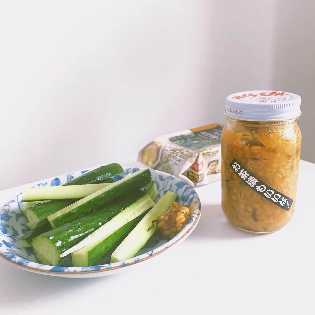 わちみなみのインスタグラム：「美味しい😊﻿ お母さんとお父さんが送ってくれたもろみ味噌。﻿ 小さい時から好き。﻿ ﻿ 福岡の八女のらしい🤗﻿ ﻿ #わちごはん　#粗食　笑﻿ #きゅうり　#もろみ味噌」