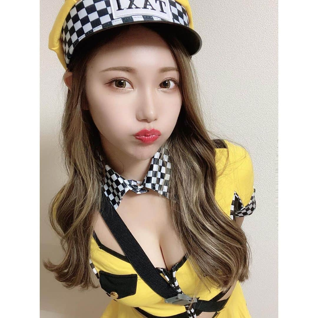 きゃんさんのインスタグラム写真 - (きゃんInstagram)「🚖🚨💥 ・ ・ 今回のコスプレはタクシードライバー🌟 きゃんタクシーに乗りたい人はしゅうごーうっ📣 黄色似合うって最近よく言われる嬉しい💓💓💓 ・ ・ ・ #コスプレ #コスプレ女子 #タクシードライバー #少女時代 #mrtaxi #taxi #黄色 #きゃんわーるど🌎」5月23日 21時01分 - kyan0929