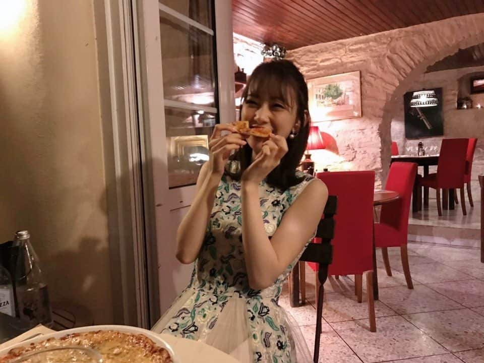 堀未央奈さんのインスタグラム写真 - (堀未央奈Instagram)「🍕 "写真集オフショット"  撮影日最後のディナーは コルシカ島のレストランにて🍽  たくさんたくさん食べて お酒も少し嗜みました🥱🍷 写真集の中では たくさん素の表情が見られると 思うのですがこうして 心から楽しく撮影できたのは 素敵な場所とスタッフの皆さんの おかげです…♡ カメラマンのTakeoさん スタイリストのmaikoさん ヘアメイクの野口由佳さん マネージャーさん 編集部のSさん コーディネーターの方 ドライバーの方 Takeoさんのアシスタントの方  信頼している素敵な素敵な方々に 囲まれてこうして自信作を 作り上げることが できました📚 出会いに感謝です…  早く見てもらいたいよー✨✨ 発売まであと4日!  #乃木坂46 #堀未央奈 #いつかの待ち合わせ場所」5月23日 21時01分 - horimiona_official