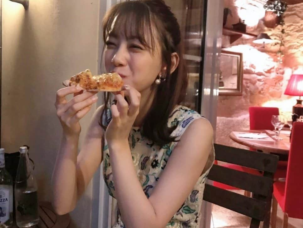 堀未央奈さんのインスタグラム写真 - (堀未央奈Instagram)「🍕 "写真集オフショット"  撮影日最後のディナーは コルシカ島のレストランにて🍽  たくさんたくさん食べて お酒も少し嗜みました🥱🍷 写真集の中では たくさん素の表情が見られると 思うのですがこうして 心から楽しく撮影できたのは 素敵な場所とスタッフの皆さんの おかげです…♡ カメラマンのTakeoさん スタイリストのmaikoさん ヘアメイクの野口由佳さん マネージャーさん 編集部のSさん コーディネーターの方 ドライバーの方 Takeoさんのアシスタントの方  信頼している素敵な素敵な方々に 囲まれてこうして自信作を 作り上げることが できました📚 出会いに感謝です…  早く見てもらいたいよー✨✨ 発売まであと4日!  #乃木坂46 #堀未央奈 #いつかの待ち合わせ場所」5月23日 21時01分 - horimiona_official