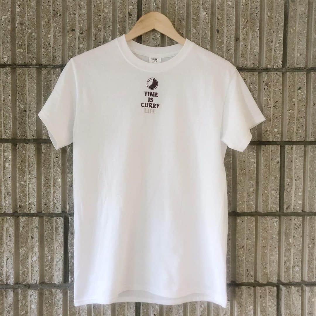 木村ミサさんのインスタグラム写真 - (木村ミサInstagram)「🍛﻿ おしらせ﻿ ﻿ ﻿ CURRYLIFEとの﻿ コラボなTシャツを作りました👕🍛﻿ ﻿ ﻿ "TIME IS CURRY LIFE tee "﻿ ﻿ ﻿ わたしがいつもカレーを載せるときに﻿ つけるハッシュタグ﻿ #timeiscurry とCURRYLIFEを﻿ かけあわせてできたtee shorts。﻿ ﻿ カレーみたいな時計のロゴが﻿ お気に入りポイント🕗🍛﻿ ﻿ カレーを連想させるような、ブラウンの刺繍。﻿ 目立ちすぎずさりげなく主張してくれるロゴ。﻿ ﻿ 1枚でさらっときても良し、﻿ ロゴが上の方にあるので、﻿ トップスinしたりしても気兼ねなく着られます。﻿ ﻿ 男女問わず、着やすく、﻿ この夏活躍しそうなtee shirtsを﻿ つくりました。﻿ ﻿ 受付期間中にご注文していただいた方は﻿ TIME IS CURRY LIFE teeを着た﻿ 撮り下ろしチェキ付き📷﻿ ﻿ ﻿ 以下詳細🍛🐰﻿ "TIME IS CURRY LIFE tee"﻿ ﻿ ¥3500 (別途送料がかかります)﻿ サイズ展開👕S〜XL﻿ ふつうより少し着丈が長いシルエット﻿ (私がきてるのはS)﻿ 注文方法は﻿ 明日の21:00にお知らせするアカウントにて、﻿ ①名前②お届け先住所③枚数④サイズ﻿ ⑤電話番号を記載し注文をお願い致します。﻿ ﻿ 受付期間5/24 21:00〜5/31まで。﻿ ﻿ 先着分は準備でき次第発送、先着分完売次第、受注注文となりお届け時期が7月上旬となります。﻿ ﻿ ﻿ CURRYなアイテム、お待たせしました🍛﻿ これを着て夏を乗り切ろう🍛🔥﻿ ﻿ ﻿明日の21:00 わたしのインスタチェックしておいてください🐰🍛！ ﻿ ﻿ #timeiscurry #currylife﻿ #curry #currystagram #カレー #カレー好きな人と繋がりたい #東京カレー #間借りカレー」5月23日 21時02分 - misaxmas