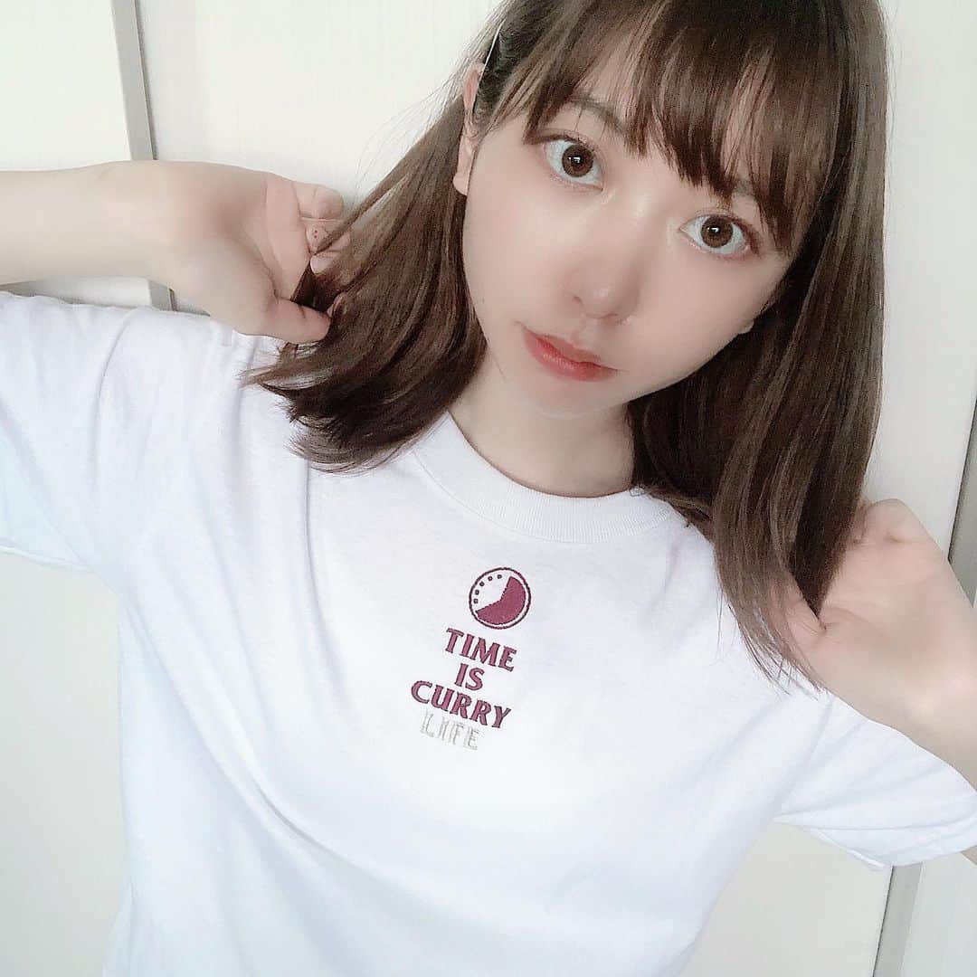 木村ミサさんのインスタグラム写真 - (木村ミサInstagram)「🍛﻿ おしらせ﻿ ﻿ ﻿ CURRYLIFEとの﻿ コラボなTシャツを作りました👕🍛﻿ ﻿ ﻿ "TIME IS CURRY LIFE tee "﻿ ﻿ ﻿ わたしがいつもカレーを載せるときに﻿ つけるハッシュタグ﻿ #timeiscurry とCURRYLIFEを﻿ かけあわせてできたtee shorts。﻿ ﻿ カレーみたいな時計のロゴが﻿ お気に入りポイント🕗🍛﻿ ﻿ カレーを連想させるような、ブラウンの刺繍。﻿ 目立ちすぎずさりげなく主張してくれるロゴ。﻿ ﻿ 1枚でさらっときても良し、﻿ ロゴが上の方にあるので、﻿ トップスinしたりしても気兼ねなく着られます。﻿ ﻿ 男女問わず、着やすく、﻿ この夏活躍しそうなtee shirtsを﻿ つくりました。﻿ ﻿ 受付期間中にご注文していただいた方は﻿ TIME IS CURRY LIFE teeを着た﻿ 撮り下ろしチェキ付き📷﻿ ﻿ ﻿ 以下詳細🍛🐰﻿ "TIME IS CURRY LIFE tee"﻿ ﻿ ¥3500 (別途送料がかかります)﻿ サイズ展開👕S〜XL﻿ ふつうより少し着丈が長いシルエット﻿ (私がきてるのはS)﻿ 注文方法は﻿ 明日の21:00にお知らせするアカウントにて、﻿ ①名前②お届け先住所③枚数④サイズ﻿ ⑤電話番号を記載し注文をお願い致します。﻿ ﻿ 受付期間5/24 21:00〜5/31まで。﻿ ﻿ 先着分は準備でき次第発送、先着分完売次第、受注注文となりお届け時期が7月上旬となります。﻿ ﻿ ﻿ CURRYなアイテム、お待たせしました🍛﻿ これを着て夏を乗り切ろう🍛🔥﻿ ﻿ ﻿明日の21:00 わたしのインスタチェックしておいてください🐰🍛！ ﻿ ﻿ #timeiscurry #currylife﻿ #curry #currystagram #カレー #カレー好きな人と繋がりたい #東京カレー #間借りカレー」5月23日 21時02分 - misaxmas