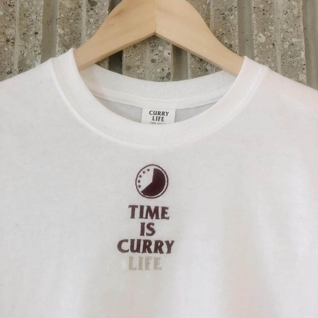 木村ミサさんのインスタグラム写真 - (木村ミサInstagram)「🍛﻿ おしらせ﻿ ﻿ ﻿ CURRYLIFEとの﻿ コラボなTシャツを作りました👕🍛﻿ ﻿ ﻿ "TIME IS CURRY LIFE tee "﻿ ﻿ ﻿ わたしがいつもカレーを載せるときに﻿ つけるハッシュタグ﻿ #timeiscurry とCURRYLIFEを﻿ かけあわせてできたtee shorts。﻿ ﻿ カレーみたいな時計のロゴが﻿ お気に入りポイント🕗🍛﻿ ﻿ カレーを連想させるような、ブラウンの刺繍。﻿ 目立ちすぎずさりげなく主張してくれるロゴ。﻿ ﻿ 1枚でさらっときても良し、﻿ ロゴが上の方にあるので、﻿ トップスinしたりしても気兼ねなく着られます。﻿ ﻿ 男女問わず、着やすく、﻿ この夏活躍しそうなtee shirtsを﻿ つくりました。﻿ ﻿ 受付期間中にご注文していただいた方は﻿ TIME IS CURRY LIFE teeを着た﻿ 撮り下ろしチェキ付き📷﻿ ﻿ ﻿ 以下詳細🍛🐰﻿ "TIME IS CURRY LIFE tee"﻿ ﻿ ¥3500 (別途送料がかかります)﻿ サイズ展開👕S〜XL﻿ ふつうより少し着丈が長いシルエット﻿ (私がきてるのはS)﻿ 注文方法は﻿ 明日の21:00にお知らせするアカウントにて、﻿ ①名前②お届け先住所③枚数④サイズ﻿ ⑤電話番号を記載し注文をお願い致します。﻿ ﻿ 受付期間5/24 21:00〜5/31まで。﻿ ﻿ 先着分は準備でき次第発送、先着分完売次第、受注注文となりお届け時期が7月上旬となります。﻿ ﻿ ﻿ CURRYなアイテム、お待たせしました🍛﻿ これを着て夏を乗り切ろう🍛🔥﻿ ﻿ ﻿明日の21:00 わたしのインスタチェックしておいてください🐰🍛！ ﻿ ﻿ #timeiscurry #currylife﻿ #curry #currystagram #カレー #カレー好きな人と繋がりたい #東京カレー #間借りカレー」5月23日 21時02分 - misaxmas