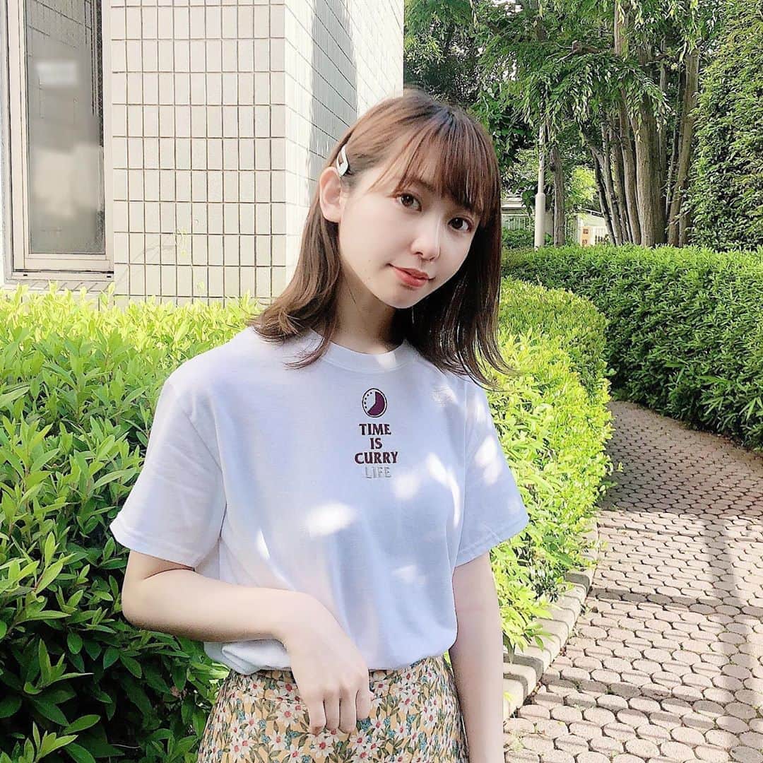 のインスタグラム：「🍛﻿ おしらせ﻿ ﻿ ﻿ CURRYLIFEとの﻿ コラボなTシャツを作りました👕🍛﻿ ﻿ ﻿ "TIME IS CURRY LIFE tee "﻿ ﻿ ﻿ わたしがいつもカレーを載せるときに﻿ つけるハッシュタグ﻿ #timeiscurry とCURRYLIFEを﻿ かけあわせてできたtee shorts。﻿ ﻿ カレーみたいな時計のロゴが﻿ お気に入りポイント🕗🍛﻿ ﻿ カレーを連想させるような、ブラウンの刺繍。﻿ 目立ちすぎずさりげなく主張してくれるロゴ。﻿ ﻿ 1枚でさらっときても良し、﻿ ロゴが上の方にあるので、﻿ トップスinしたりしても気兼ねなく着られます。﻿ ﻿ 男女問わず、着やすく、﻿ この夏活躍しそうなtee shirtsを﻿ つくりました。﻿ ﻿ 受付期間中にご注文していただいた方は﻿ TIME IS CURRY LIFE teeを着た﻿ 撮り下ろしチェキ付き📷﻿ ﻿ ﻿ 以下詳細🍛🐰﻿ "TIME IS CURRY LIFE tee"﻿ ﻿ ¥3500 (別途送料がかかります)﻿ サイズ展開👕S〜XL﻿ ふつうより少し着丈が長いシルエット﻿ (私がきてるのはS)﻿ 注文方法は﻿ 明日の21:00にお知らせするアカウントにて、﻿ ①名前②お届け先住所③枚数④サイズ﻿ ⑤電話番号を記載し注文をお願い致します。﻿ ﻿ 受付期間5/24 21:00〜5/31まで。﻿ ﻿ 先着分は準備でき次第発送、先着分完売次第、受注注文となりお届け時期が7月上旬となります。﻿ ﻿ ﻿ CURRYなアイテム、お待たせしました🍛﻿ これを着て夏を乗り切ろう🍛🔥﻿ ﻿ ﻿明日の21:00 わたしのインスタチェックしておいてください🐰🍛！ ﻿ ﻿ #timeiscurry #currylife﻿ #curry #currystagram #カレー #カレー好きな人と繋がりたい #東京カレー #間借りカレー」